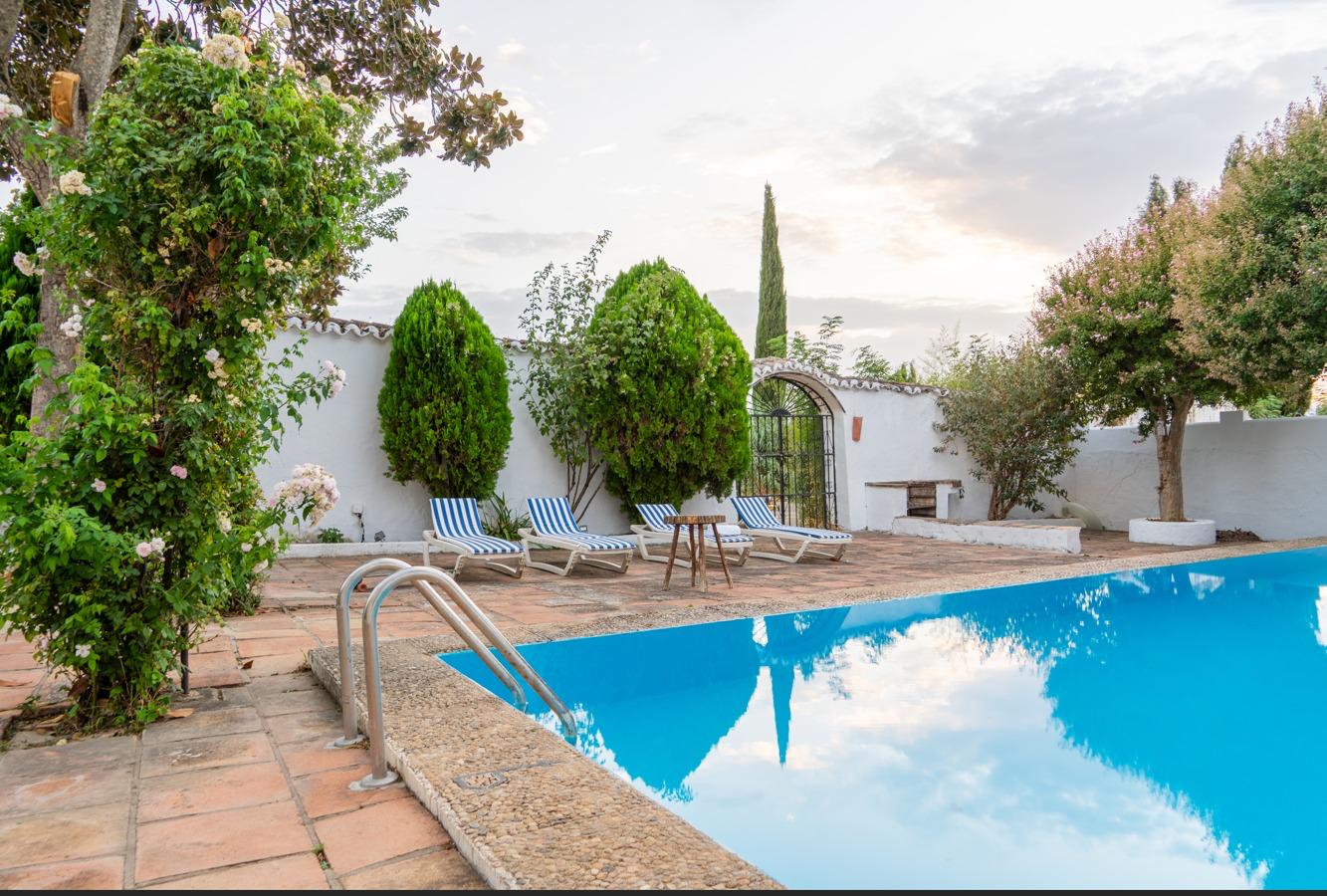 Piscina exterior del cortijo