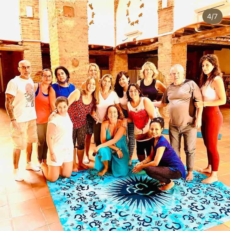 Grupo del retiro sonriendo